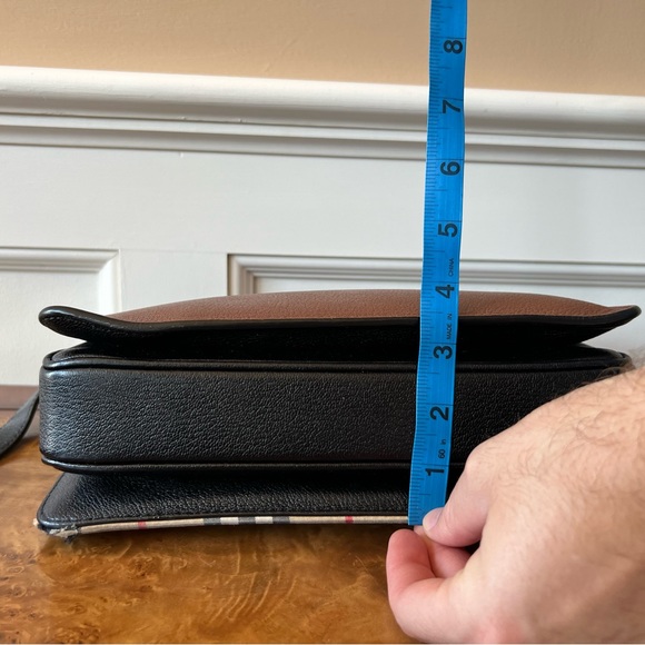 Burberry The D-Ring Medium Bag in Tan Leather with Vintage Check Motif - Picture 5 of 11